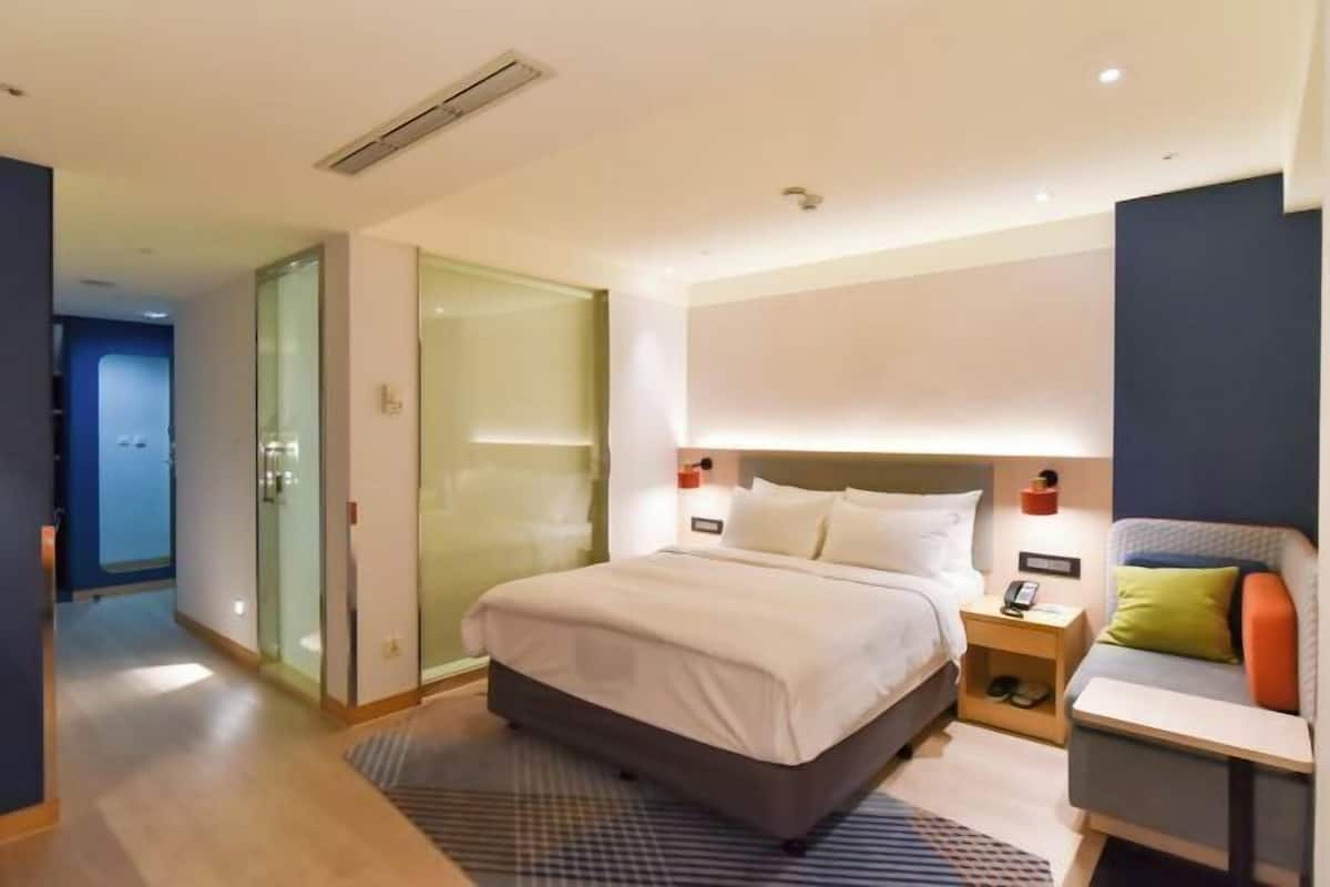 In-room safe, iron/ironing board, free WiFi