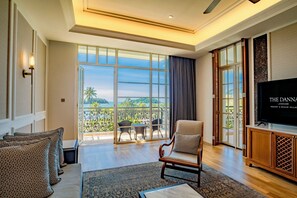 Suite, sjøutsikt | Oppholdsområde | En 55-tommers smart-TV med digitale kanaler samt bøker