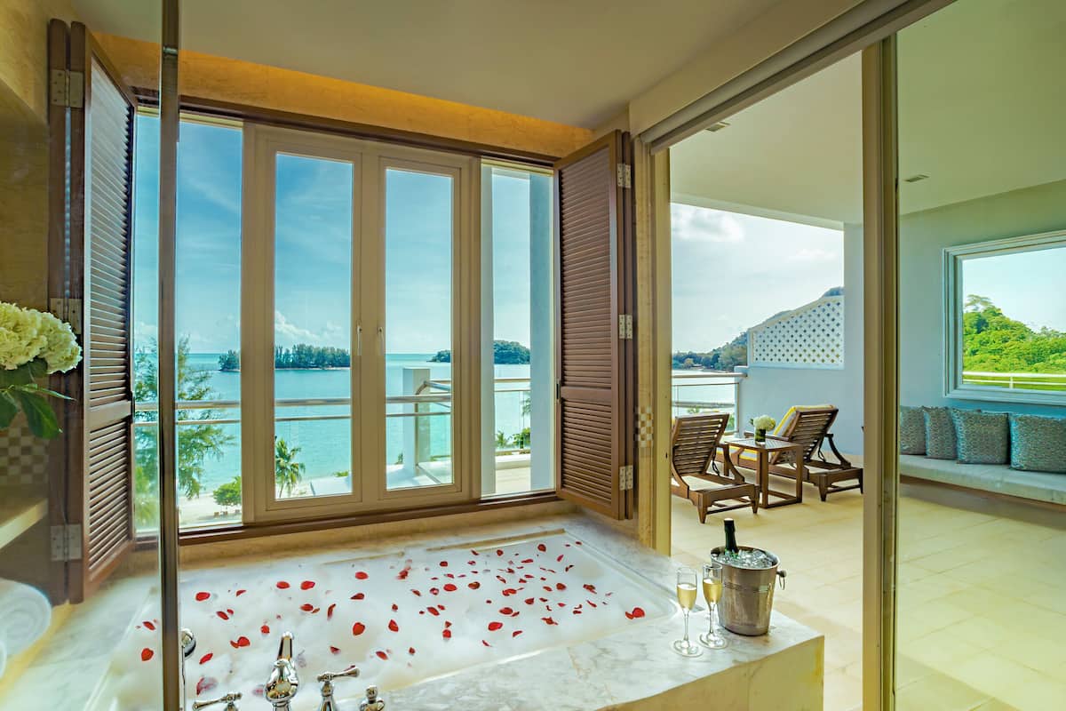 separate bathtub and shower, rainfall showerhead, free toiletries