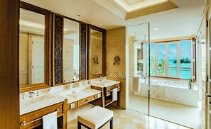 Grand Viceroy Sea View | Baðherbergi | Aðskilið baðker/sturta, regnsturtuhaus, snyrtivörur án endurgjalds