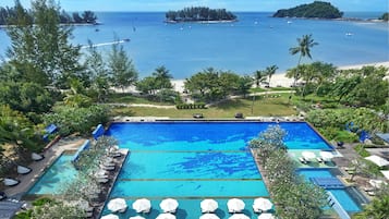 Piscine extérieure, parasols de plage, chaises longues