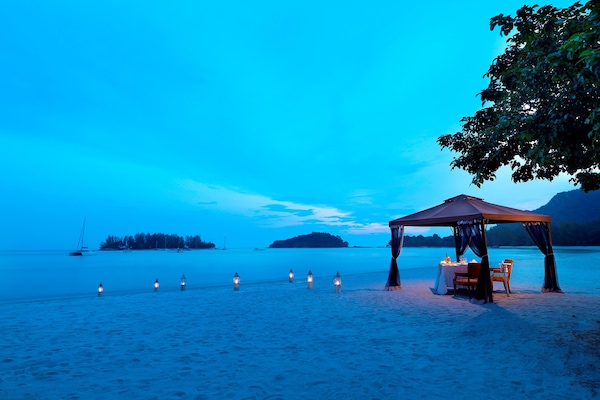 Private beach, sun-loungers, beach umbrellas, beach towels