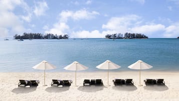 Privatstrand, Liegestühle, Sonnenschirme, Strandtücher