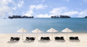 Private beach, sun-loungers, beach umbrellas, beach towels - The Danna Langkawi - A Member of Small Luxury Hotels of the World  (Langkawi)