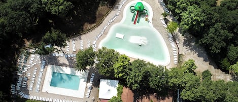 2 piscines extérieures, parasols de plage, chaises longues