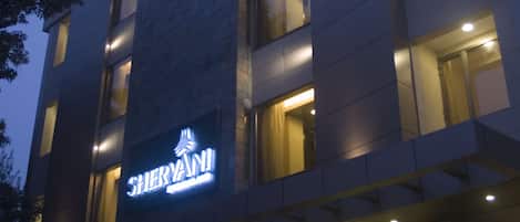 Facciata della struttura - sera/notte