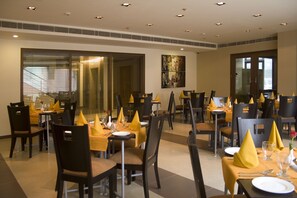 Frokost, lunsj og middag serveres, indiske retter 