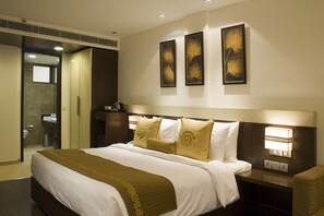 Club Room, 1 King Bed | 1 bedroom, in-room safe, desk, soundproofing - Shervani Hotel Nehru Place (New Delhi)