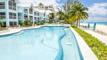 Piscine extérieure, parasols de plage