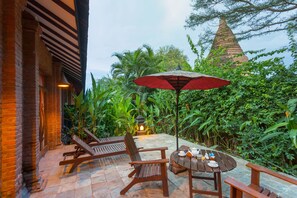 Luxury-Suite, 1 Schlafzimmer, Kochnische, zum Garten hin | Terrasse/Patio