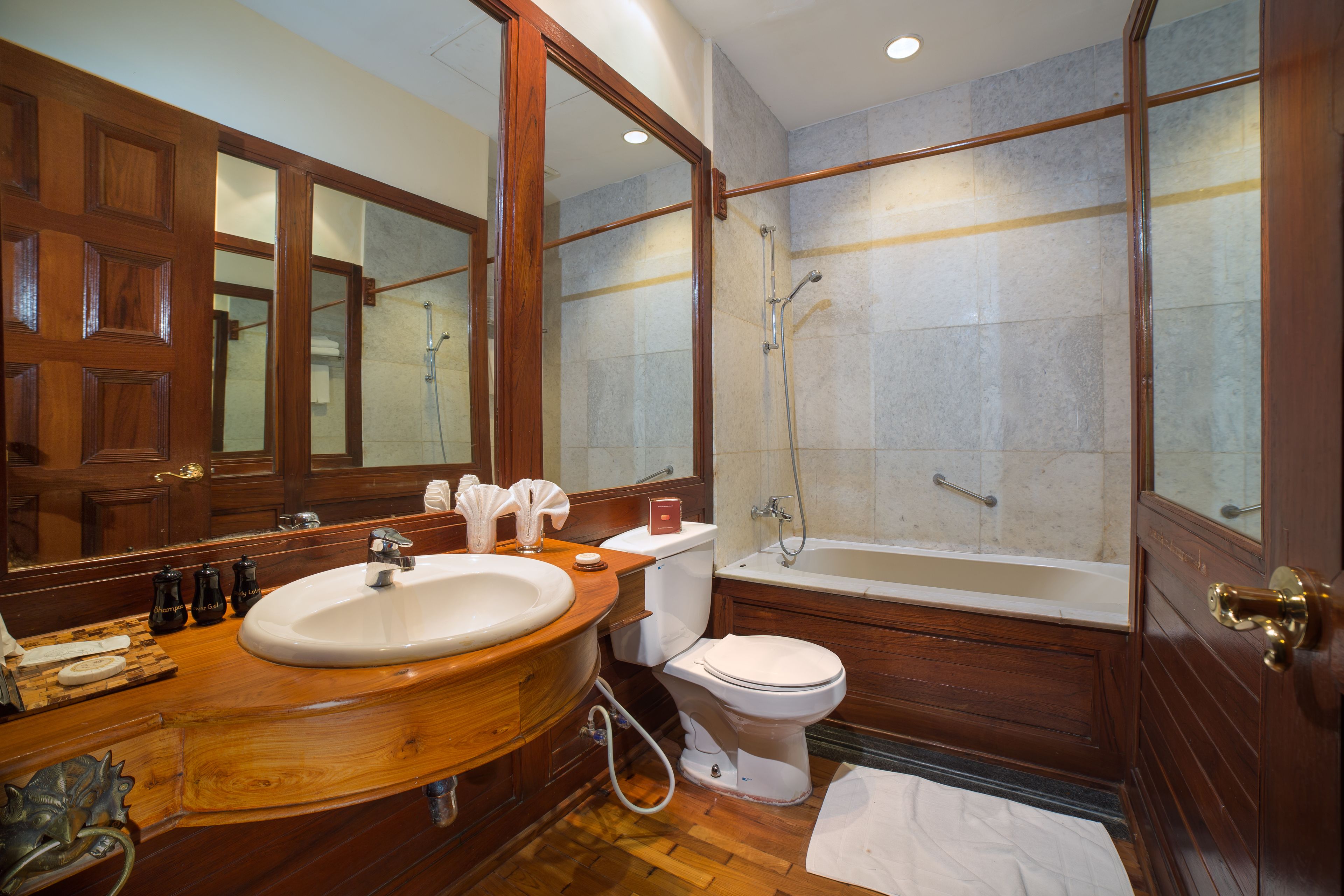 deluxe room | bathroom | free toiletries, hair dryer, bathrobes, slippers