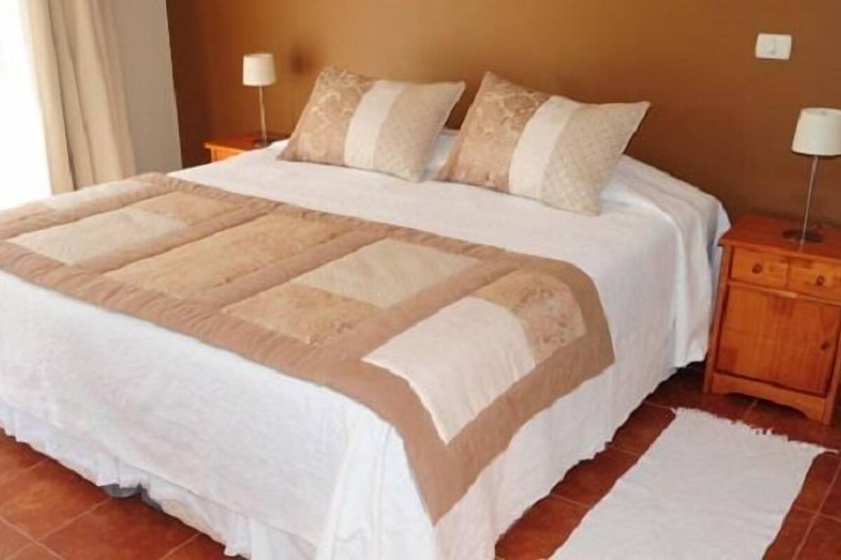 Cortinas blackout, wifi gratis y ropa de cama