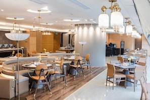 Daily buffet breakfast (CNY 108 per person)
