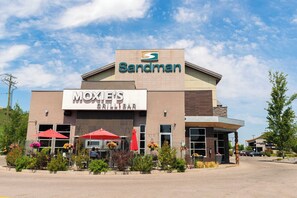 3 restaurants; breakfast, lunch, dinner and brunch served  - Sandman Hotel & Suites Calgary South (Calgary)