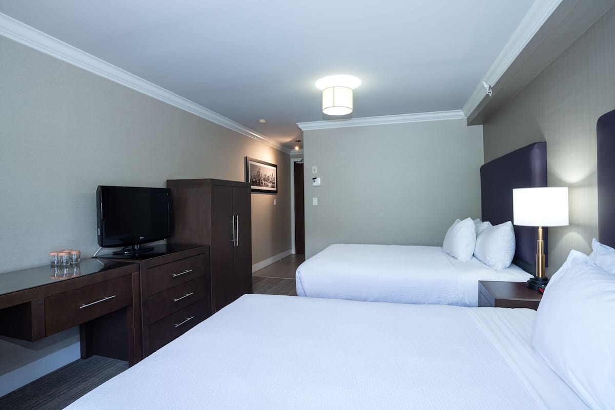 Luxe beddengoed, pillowtop-bedden, een kluis op de kamer, een bureau