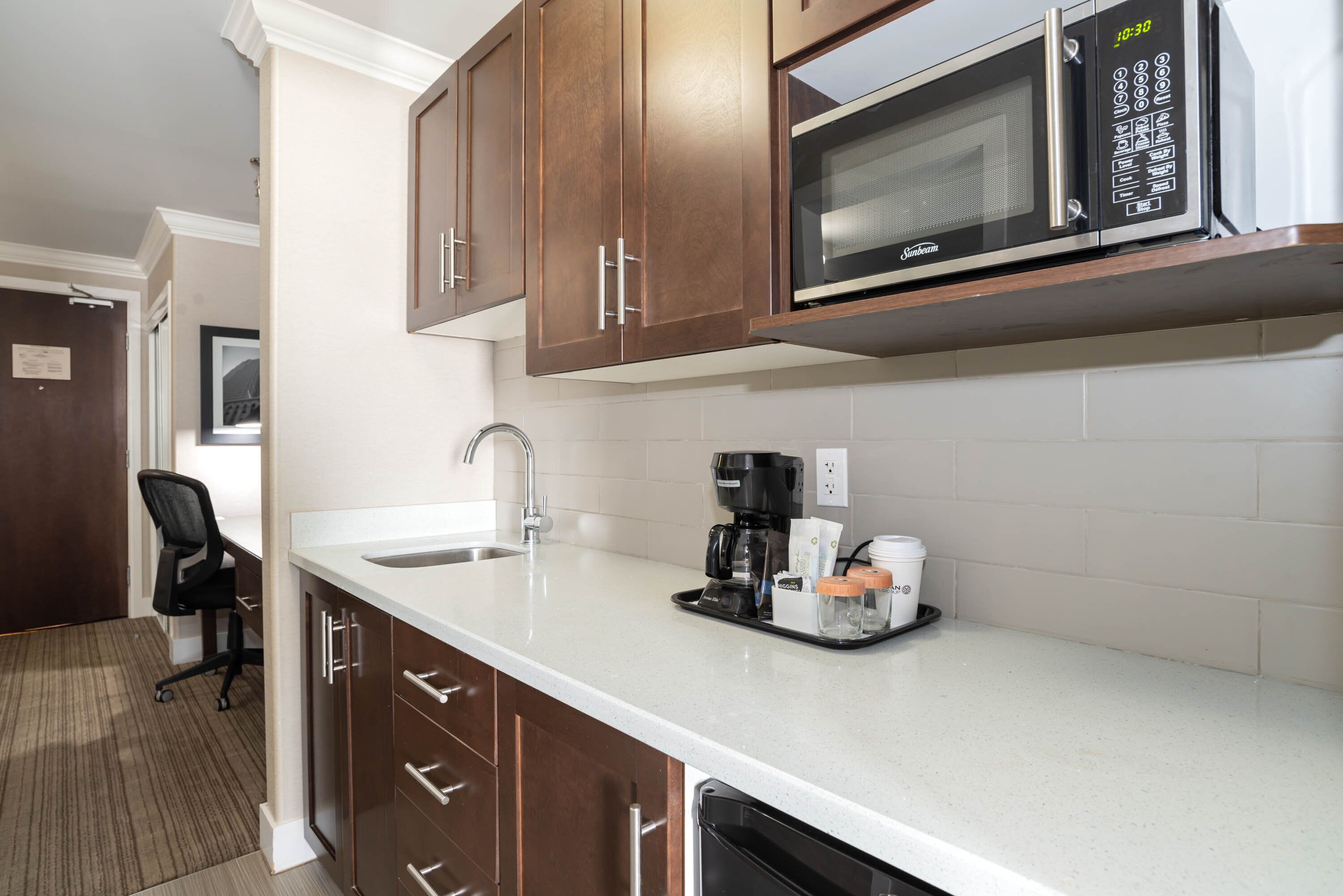 standard suite, 1 king bed, kitchenette | private kitchenette | coffee/tea maker