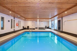 Indoor pool - Sandman Hotel & Suites Calgary South (Calgary)