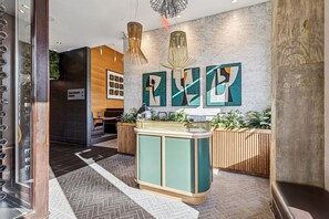 3 restaurants, breakfast, lunch, dinner served; American cuisine