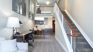 套房, 1 張特大雙人床及 1 張梳化床, 廚房 (Loft) | 高級寢具、特厚豪華床墊、房內夾萬、書桌