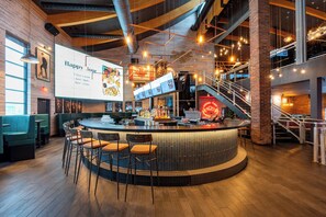 3 restaurants; breakfast, lunch, dinner, and brunch served - Sandman Hotel & Suites Calgary South (Calgary)