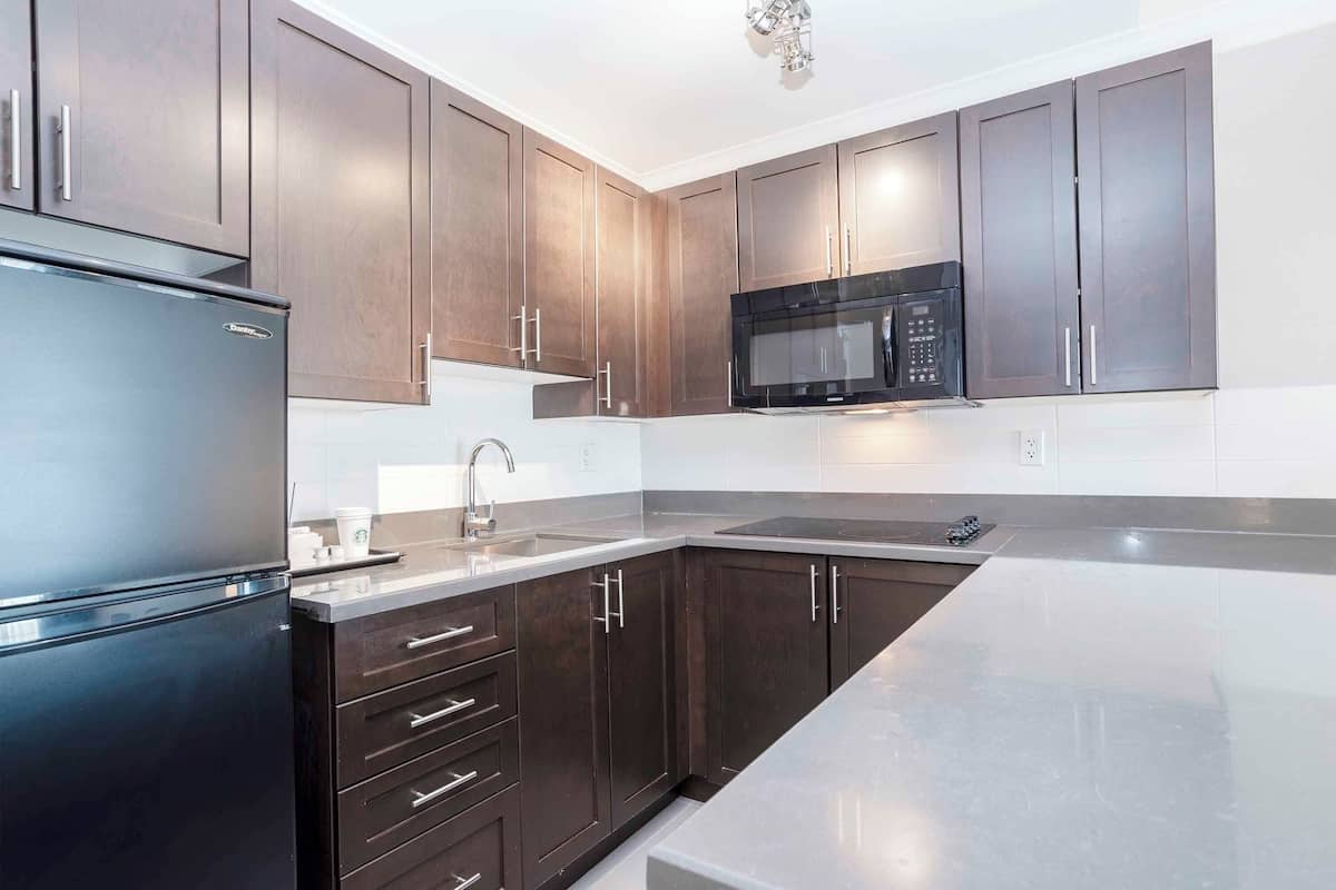 standard suite, 1 king bed, kitchen | private kitchen | coffee/tea maker