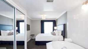 Suite, 1 King Bed, Kitchen (Jacuzzi) | Premium bedding, pillowtop beds, in-room safe, desk