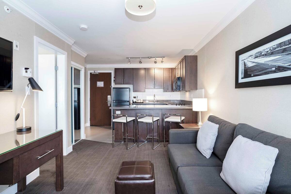 standard suite, 1 king bed, kitchen | premium bedding, pillow-top beds, in-room safe, desk