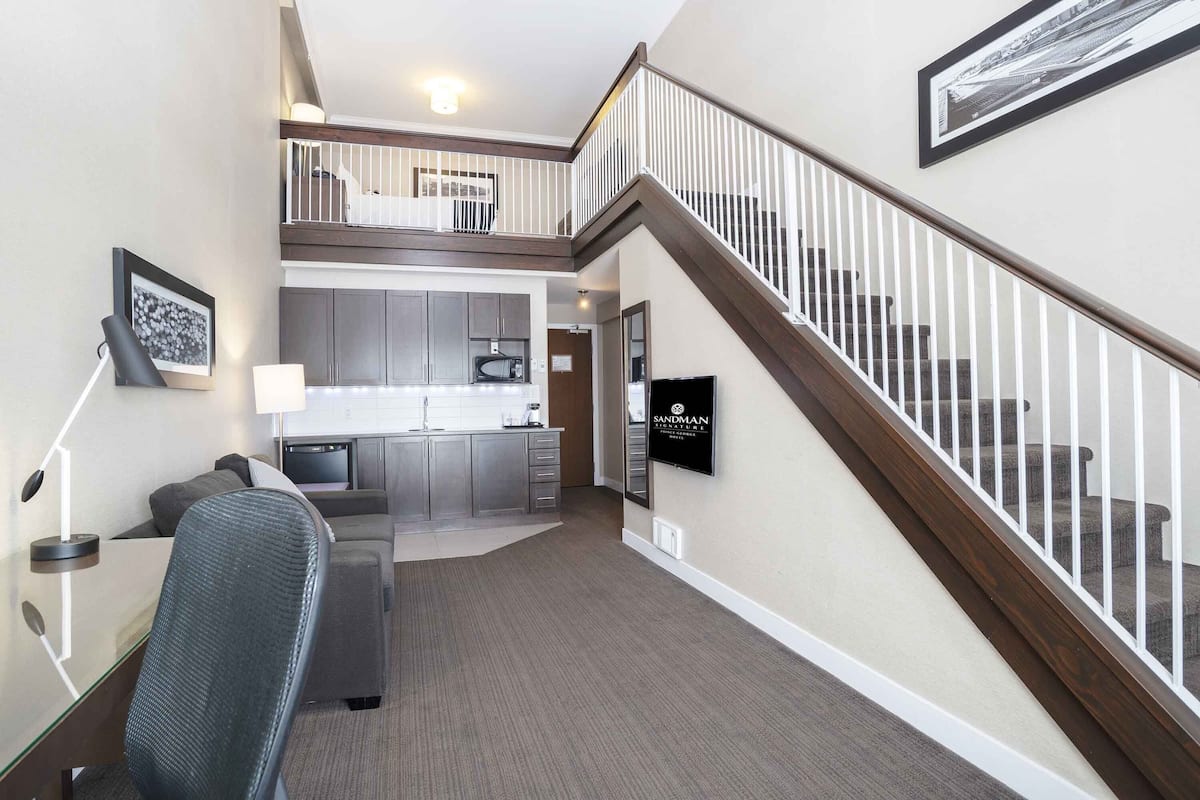 suite, 1 king bed, kitchenette (loft) | premium bedding, pillow-top beds, in-room safe, desk