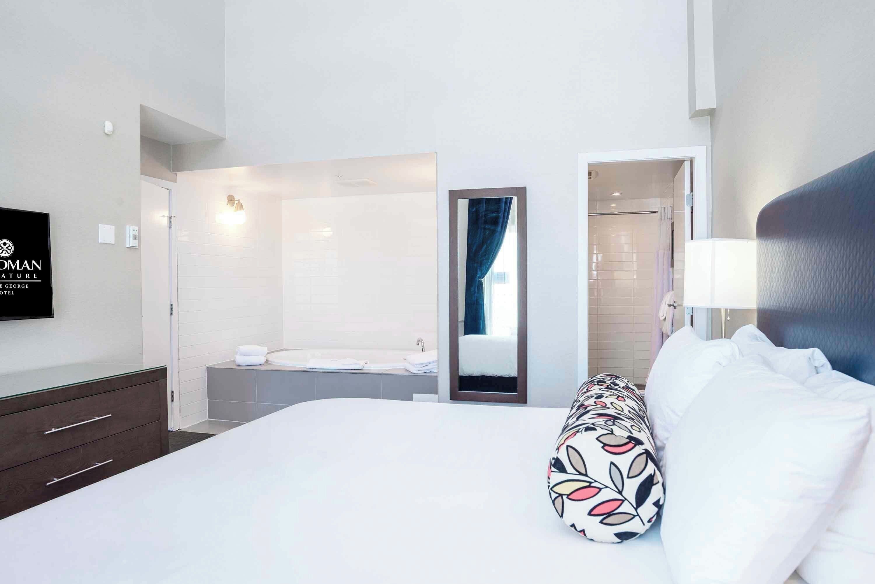 suite, 1 king bed, kitchenette (jacuzzi) | premium bedding, pillow-top beds, in-room safe, desk