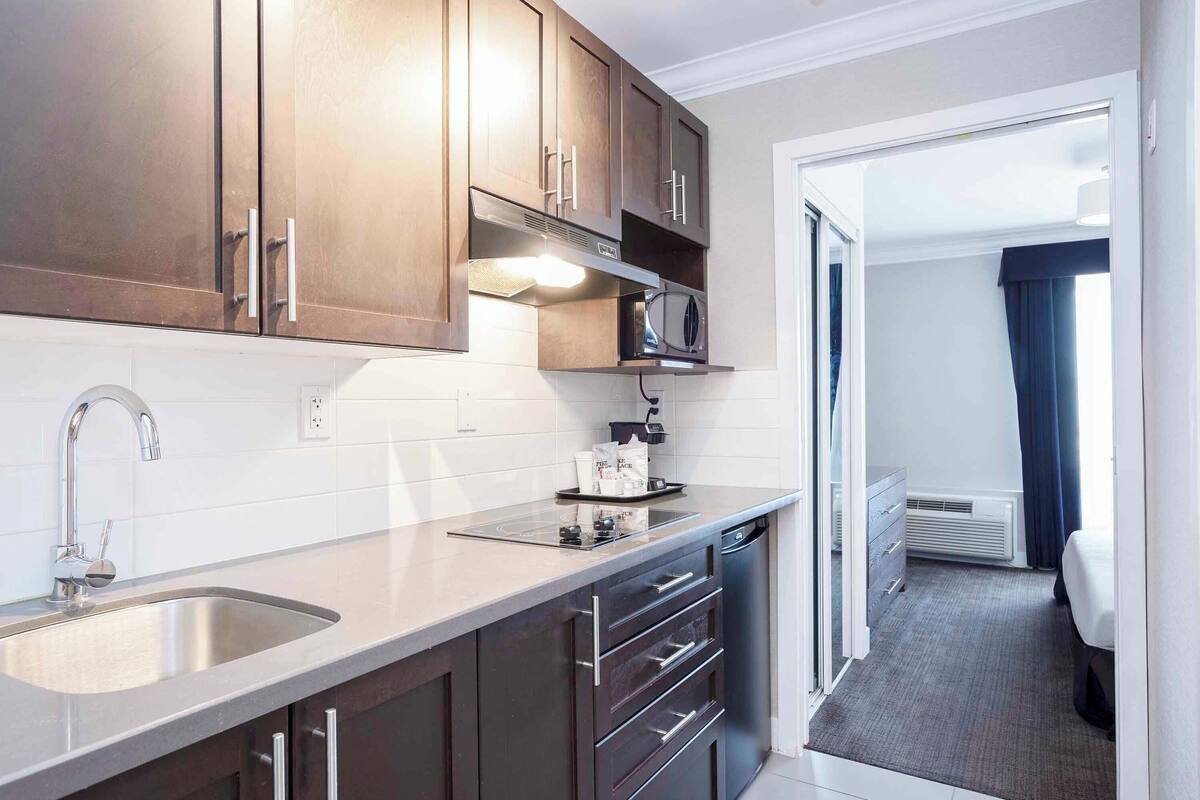 family suite, kitchenette (1 king bed, 2 single beds) | private kitchenette | coffee/tea maker