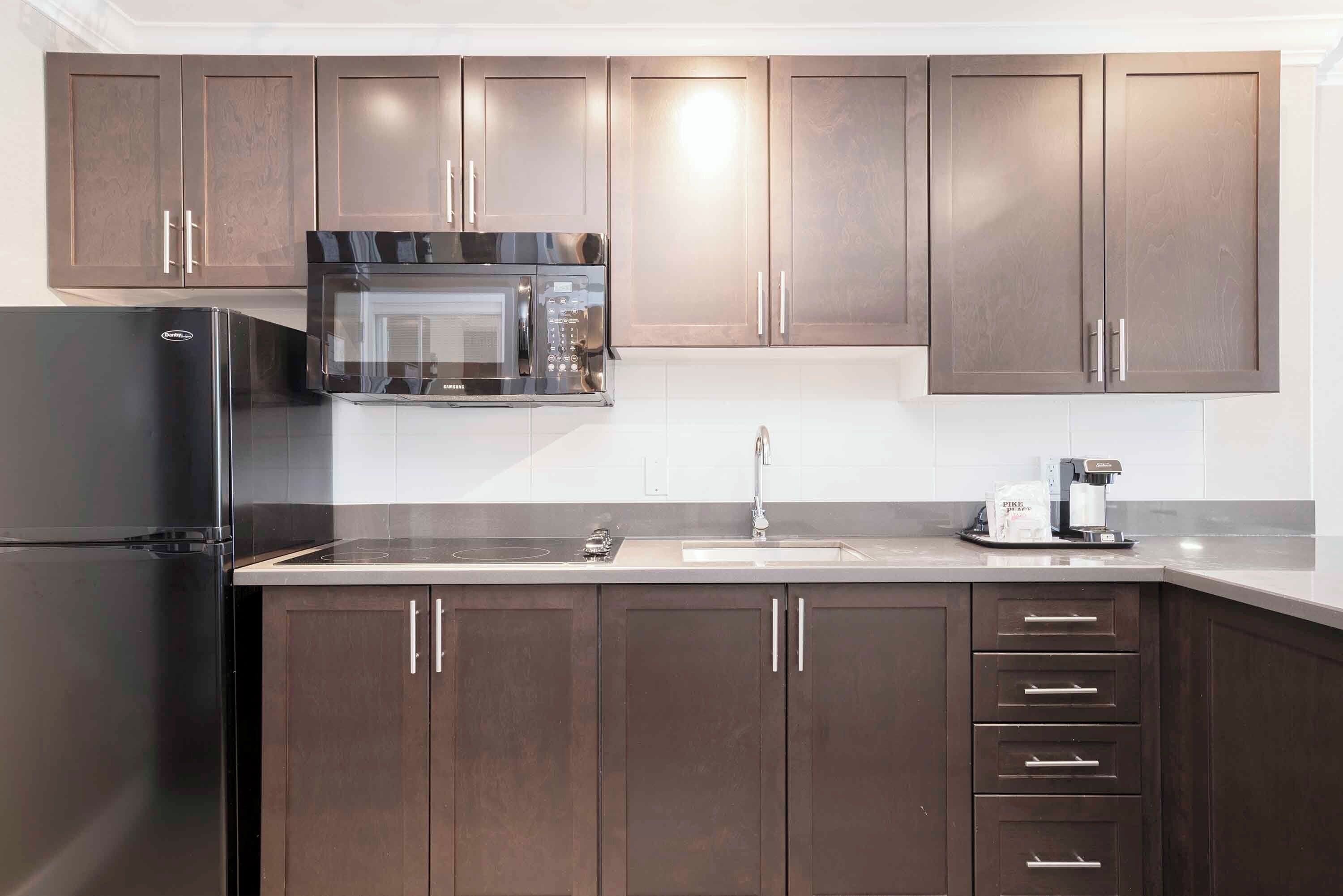 suite, 1 king bed, kitchen (jacuzzi) | private kitchen | coffee/tea maker