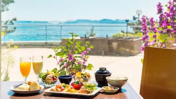 Daily buffet breakfast (JPY 1815 per person)