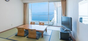 Desk, laptop workspace, blackout curtains, iron/ironing board - Diamond Setouchi Marine Hotel (Tamano)