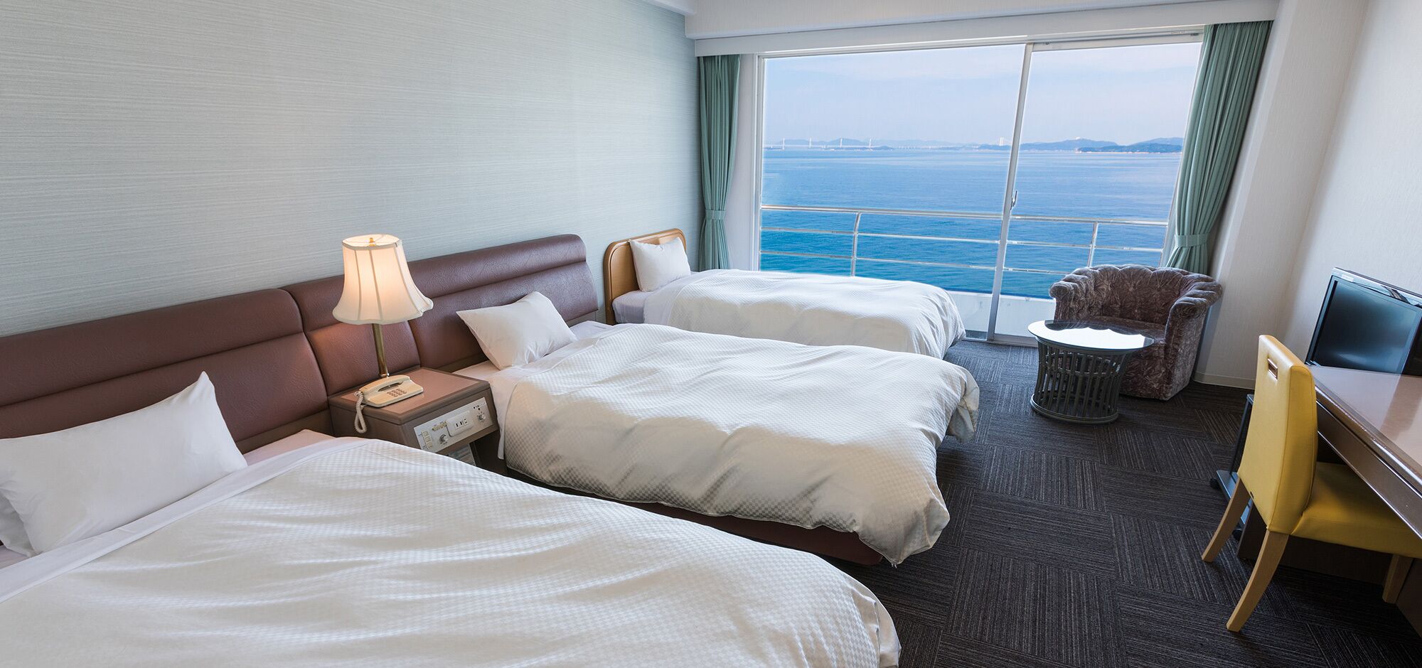 Kolmen hengen standard-huone, tupakointi kielletty | Työpöytä, kannettavalle tietokoneelle sopiva työtila, pimennysverhot