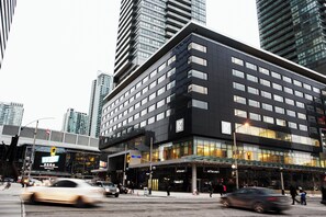 Exterior - Le Germain Hotel Maple Leaf Square (Toronto)