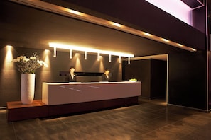 Reception - Le Germain Hotel Maple Leaf Square (Toronto)