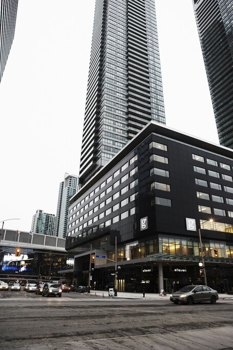 Le Germain Hotel Maple Leaf Square - Image 15