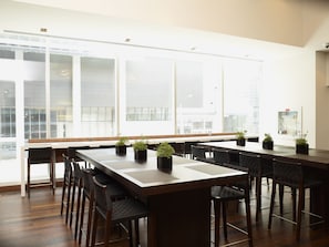 Breakfast, lunch and dinner served - Le Germain Hotel Maple Leaf Square (Toronto)