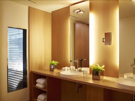 Le Germain Hotel Maple Leaf Square - Image 17
