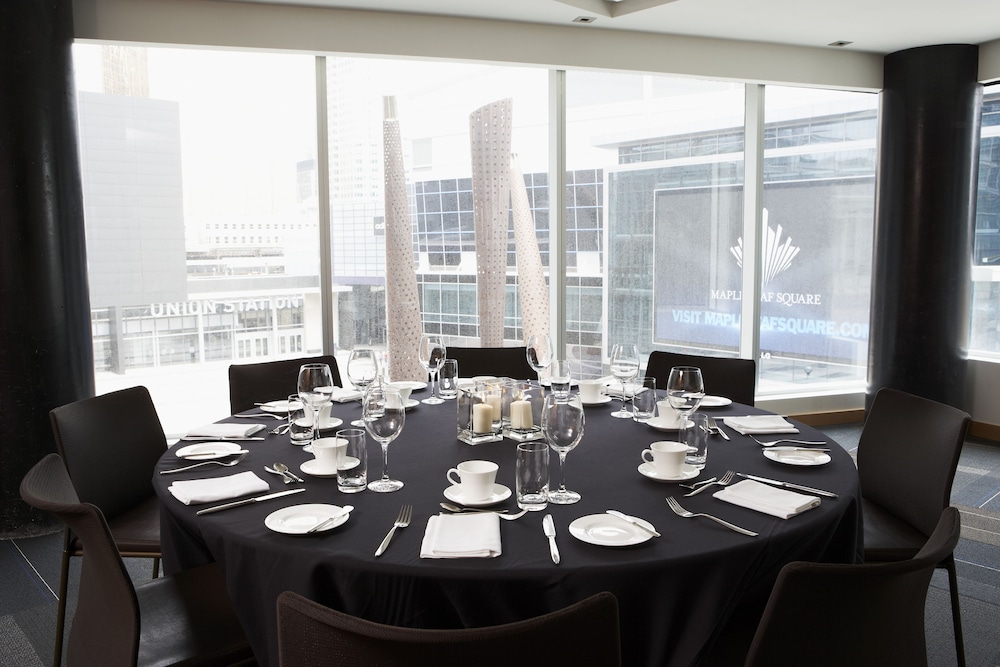 Le Germain Hotel Toronto Maple Leaf Square by null