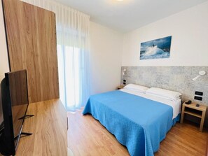 In-room safe, desk, laptop workspace, free cribs/infant beds - Hotel Betty  (Rimini)