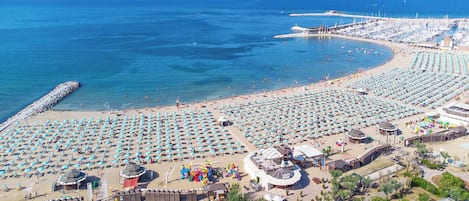 3 restaurants, breakfast, lunch, dinner served; Italian cuisine