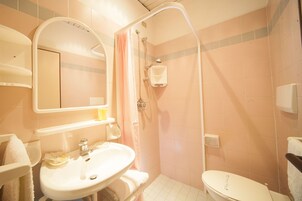 Shower, hair dryer, bidet, towels