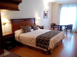 เครื่องนอนระดับพรีเมียม, มินิบาร์,  ตู้นิรภัยในห้องพัก