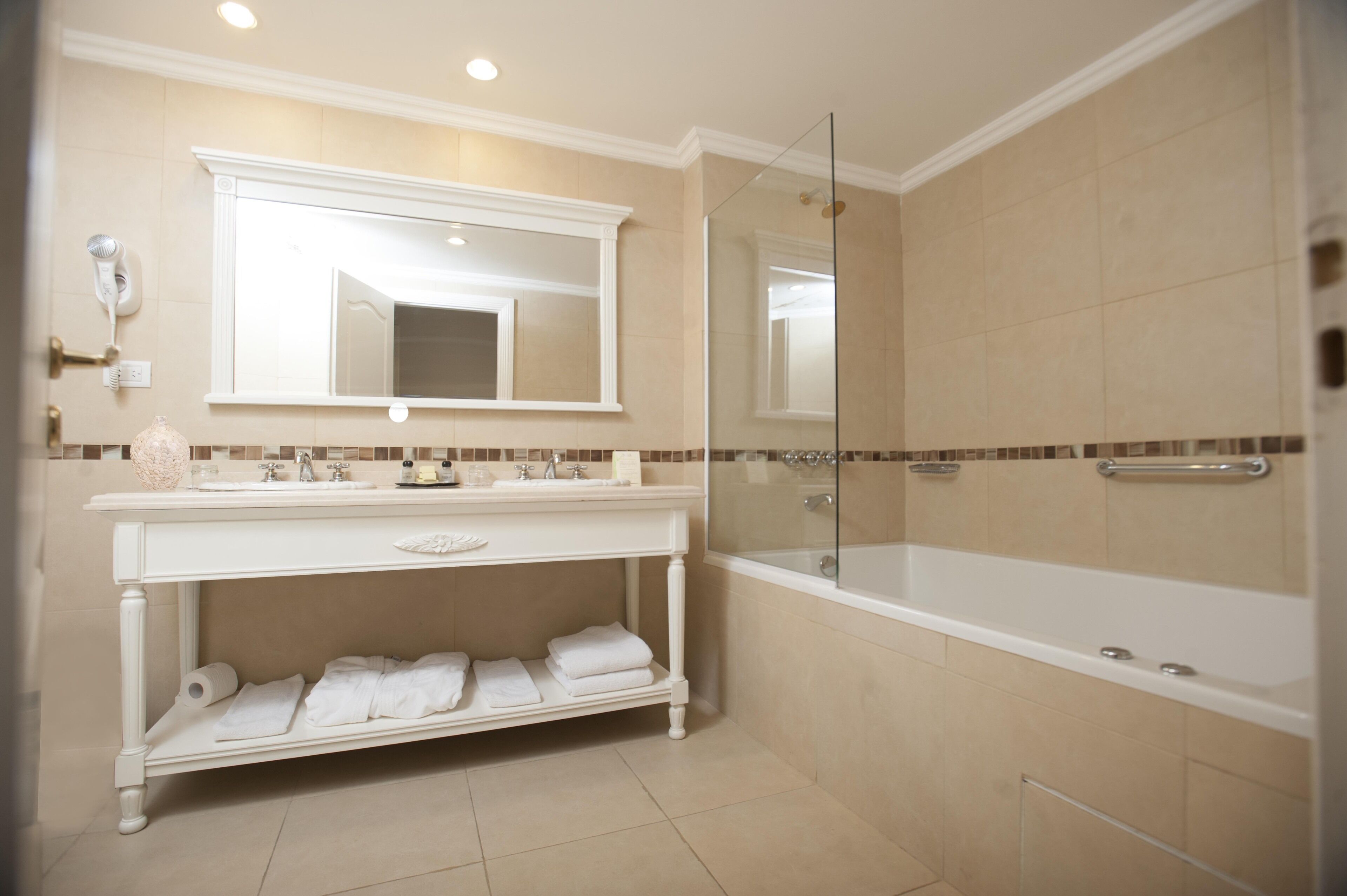 deluxe suite | bathroom | jetted bath, free toiletries, hair dryer, bidet