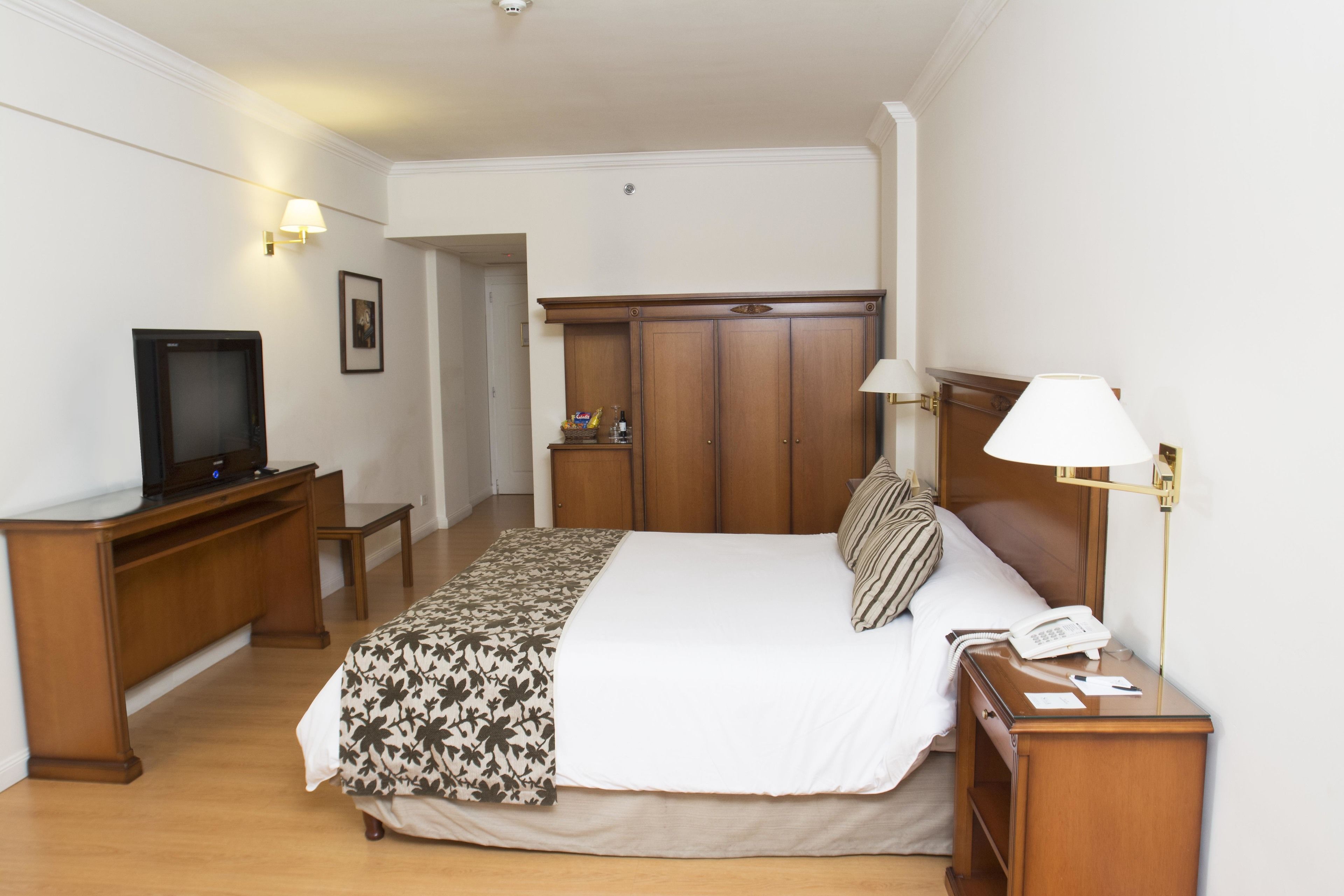 premium bedding, minibar, in-room safe, laptop workspace