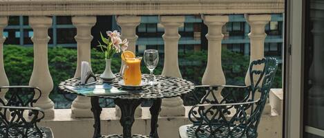 Deluxe Suite | Premium bedding, minibar, in-room safe, laptop workspace