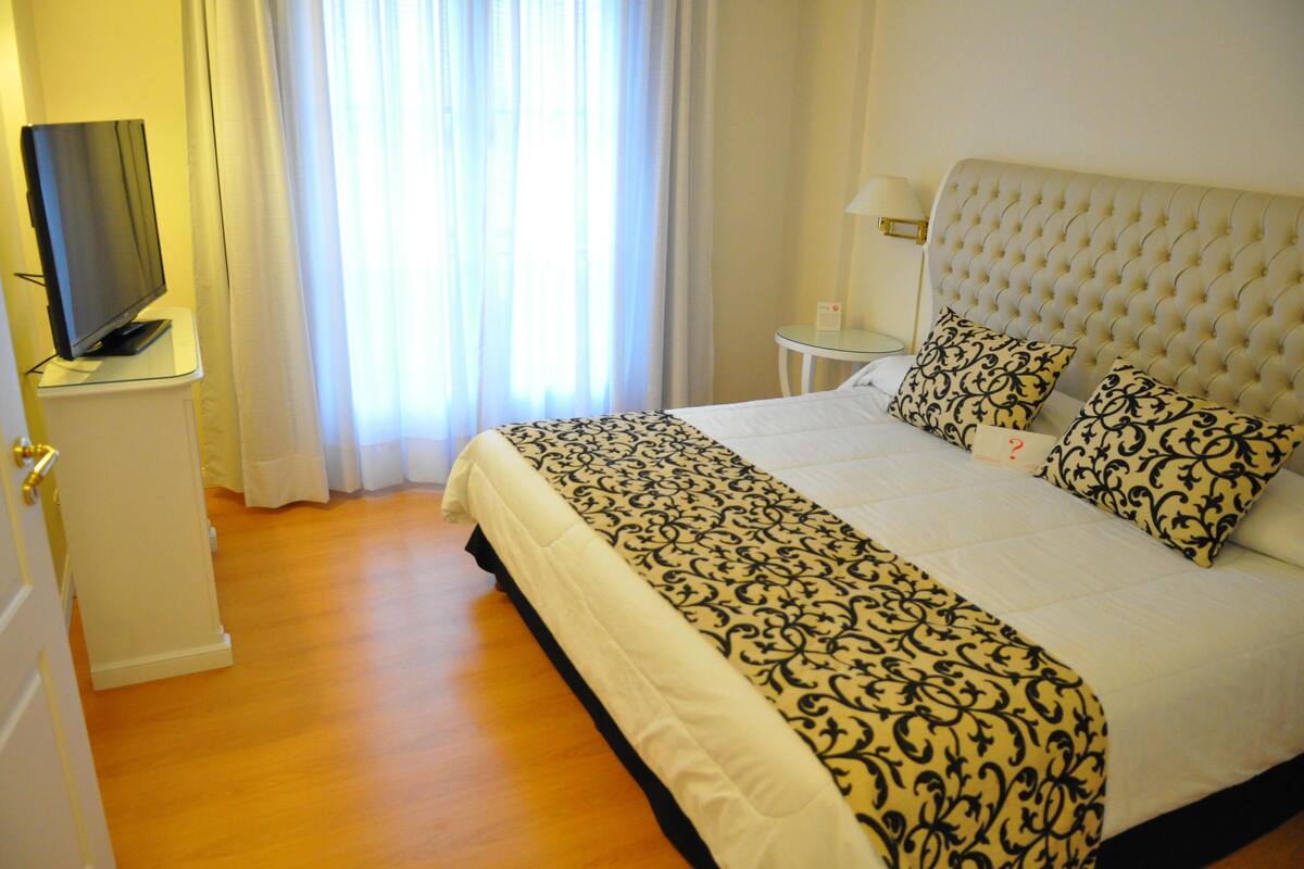 Premium bedding, minibar, in-room safe, laptop workspace
