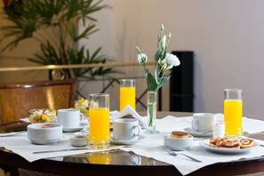 Café da manhã com buffet diário (USD 20 por pessoa)