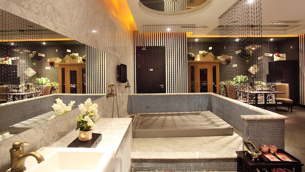 A modern bathroom with a large mirror, a bathtub, and a sink. - Nanjing Vogue Boutique Motel (Nanjing)